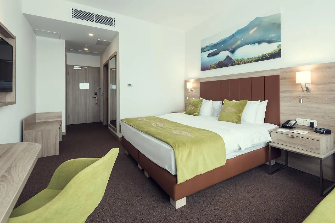 מלון Wyndham Garden Astana